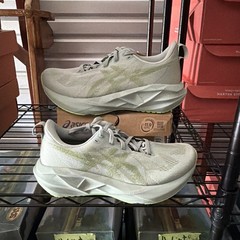 7.5 ASICS NOVABLAST 5 1011B974-406 Cold moss/Light Orange Brand New