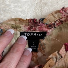 TORRID CRINKLE CHIFFON FLUTTER SLEEVE FLORAL BLOUSE SIZE 2