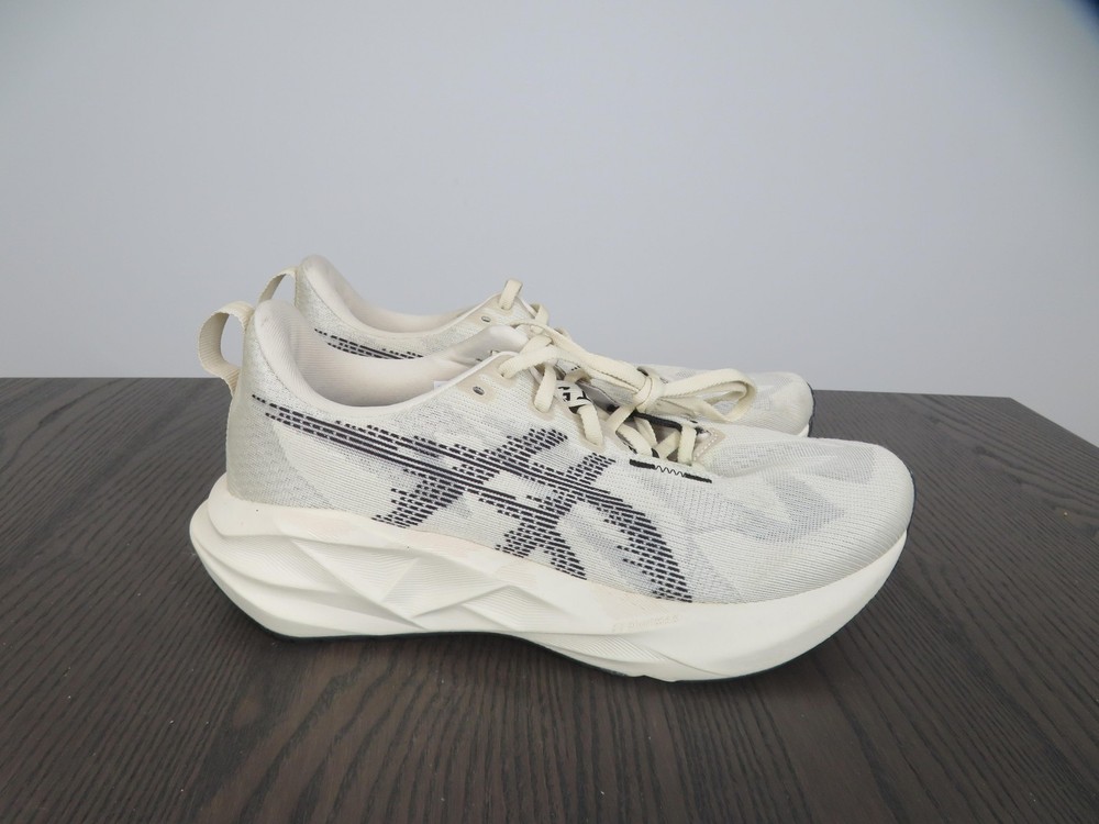Asics Novablast 5 Shoes Mens Size 8.5 Beige Running Sneakers 1011B974 Gym Racing