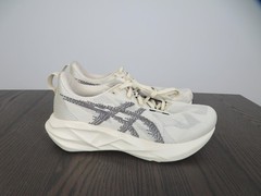 Asics Novablast 5 Shoes Mens Size 8.5 Beige Running Sneakers 1011B974 Gym Racing