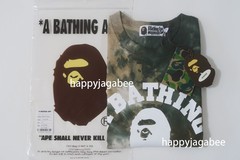 A BATHNIG APE Men’s TIE DYE COLLEGE RELAXED FIT TEE 1M30109004