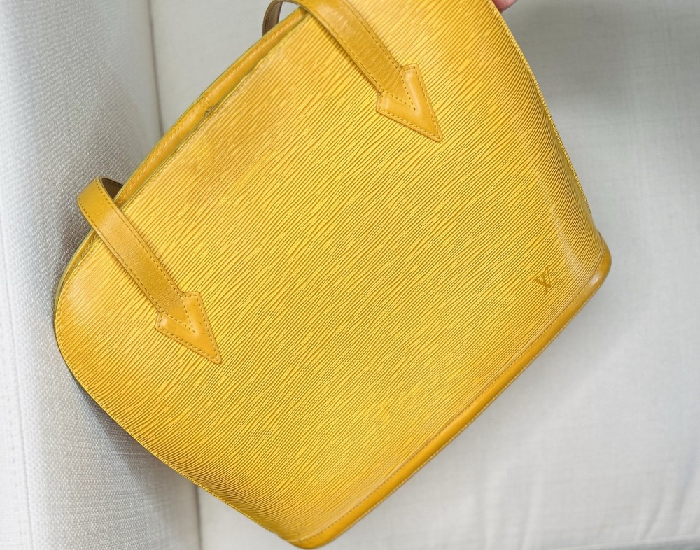 Louis Vuitton Lussac Epi Leather shoulder Bag. Zipper Closure. Purple Lining