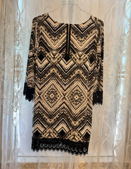Alfani Women’s M Black/White Geometric Shift Dress V-Neck Lace Zip Knee SKU#23