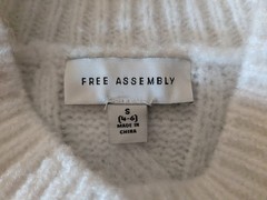 CLASSIC PUFF SLEEVE WOOL WHITE SWEATER W GLAMOROUS BUTTONS AND WEAVE. RETRO