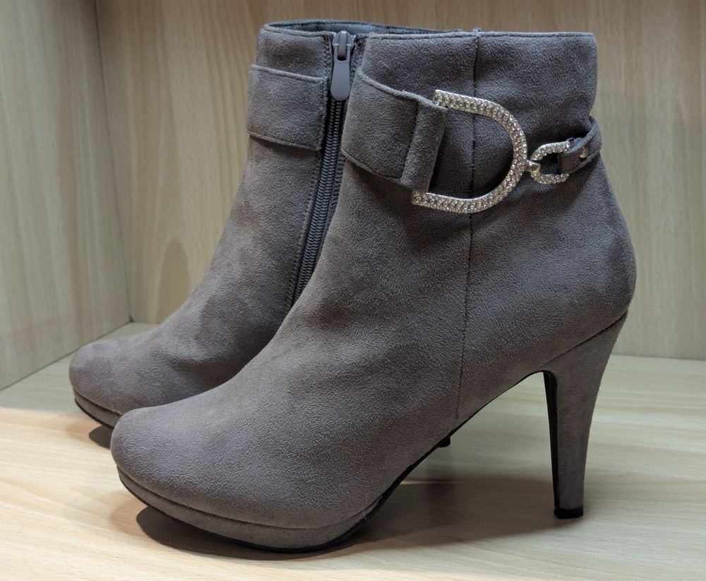 Dream Pairs Women’s Gray Leather Ankle Bootie Round Toe Zip Buckle 9.5
