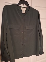 Jones Wear Green Solid V-Neck Long Sleeve Button Front Pocket Blouse 16