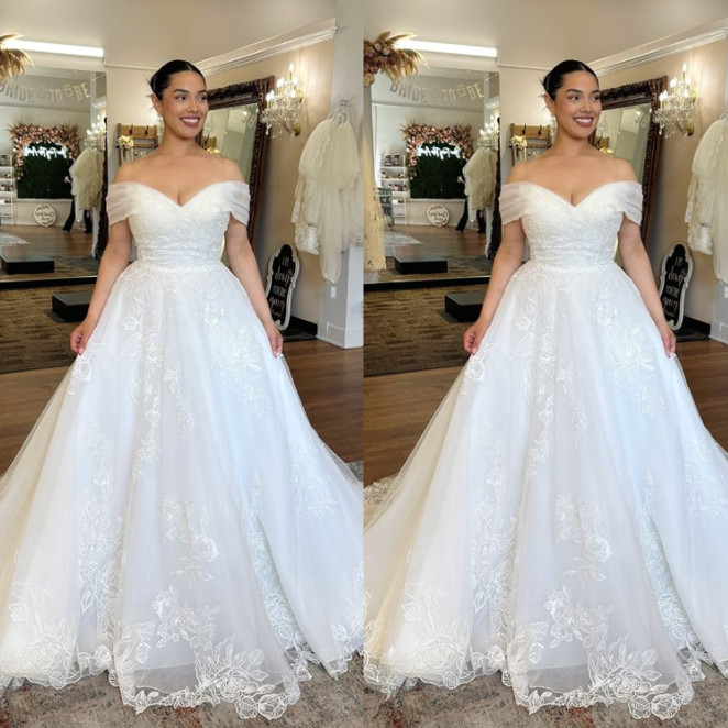 Classic Wedding Dresses Off The Shoulder Sweep Train Lace Applique Bridal Gowns