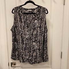 Dalia Plus 2X Black/White Floral V-Neck Sleeveless Polyester Pullover Blouse