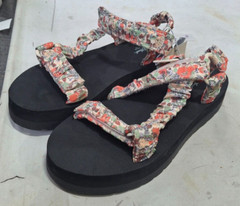 Women’s Floris Floral Sandals Black – Universal Thread Size 6 (B-685)