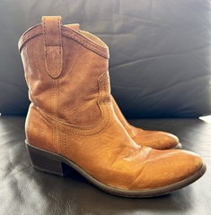 Frye Carson Women’s Boots, Size 7.5B Brown, Pull-On, Low Heel in Good Condition