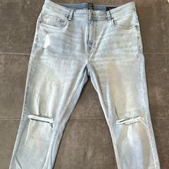 The Perfect Jean NYC Men’s Athletic Fit Straight Light Wash Distressed Jeans