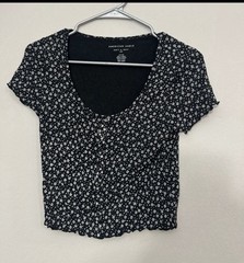 American Eagle Rib Floral T-Shirt Black/White Short Sleeve Scoop Neck Button S