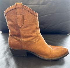 Frye Carson Women’s Boots, Size 7.5B Brown, Pull-On, Low Heel in Good Condition