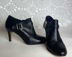 Vince Camuto Black Leather Ankle Bootie Round Toe size 7M