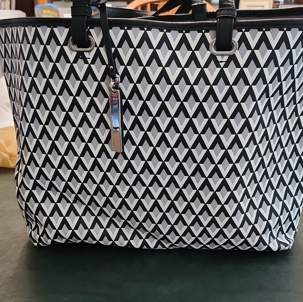 Vince Camuto Women’s Black/White/Gray Geometric Tote, Pockets