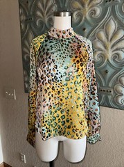 NWT Dee Elly Leopard LS Mock Neck Blouse Shirt $49.00 Size Medium