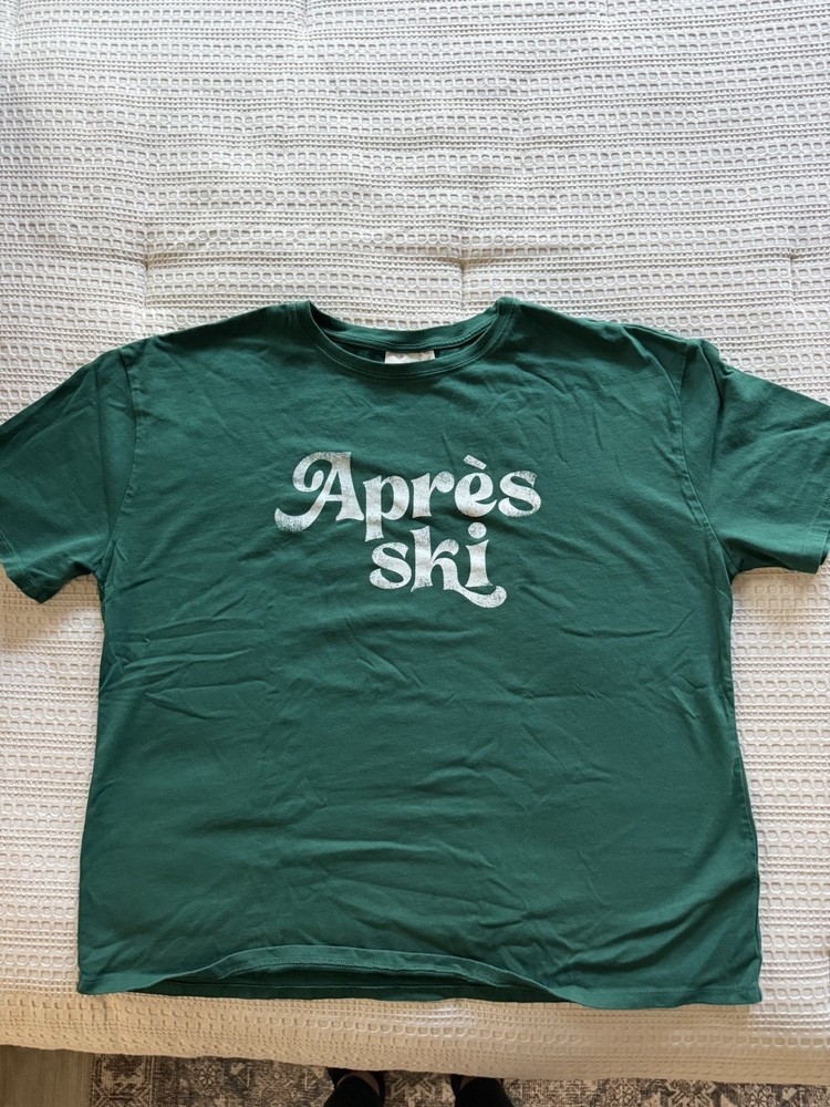 Universal Thread Women’s Green Après Ski Graphic Tee Crew Neck L