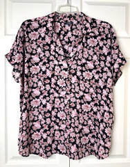 NYDJ Womens Plus 1X, Becky Blouse Short Sleeve, Black/Pink Floral Split Neck