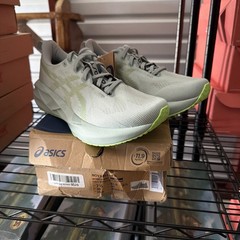 7.5 ASICS NOVABLAST 5 1011B974-406 Cold moss/Light Orange Brand New