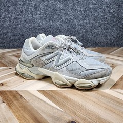 New Balance U9060 GM Women’s Gray Leather Mesh Sneakers 10.5 US Used