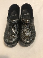 Women’s Size 7.5 Dansko Black/ Muti Color Clogs