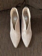Vince Camuto VC-GINSEL Beige Leather Ankle Bootie Pointed Toe Zip 6M