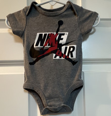Jordan Gray Short Sleeve Snap Bodysuit 3-6 Months Graphic Logo Print