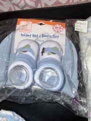 Duck Duck Goose 3 Piece Sleep Size 3-6Mos shoes & Beanie Soft, Infant Socks ￼