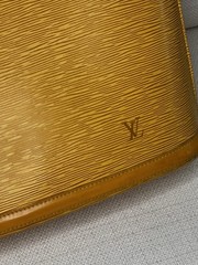 Louis Vuitton Lussac Epi Leather shoulder Bag. Zipper Closure. Purple Lining