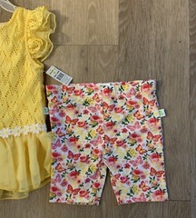 (NWT) Duck Duck Goose Girls Size 18 Months Yellow Eyelet Top With Floral Shorts