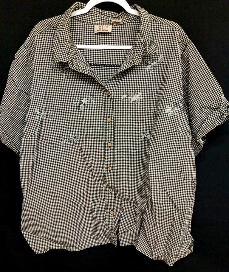 At last & Co. black white buttoned floral embroidered short sleeve top 30/32W