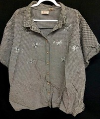 At last & Co. black white buttoned floral embroidered short sleeve top 30/32W