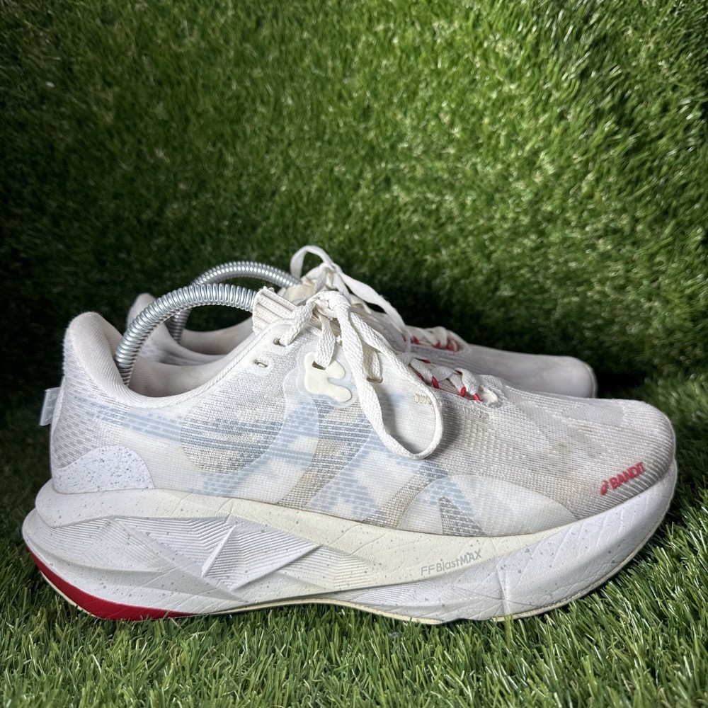 ASICS Novablast 5 x Bandit White Red Running Shoes 1012B895 Womens 9.5