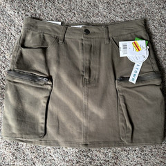 Tinsel Town Women’s Green Solid Cargo Shorts Size M, Zipper Accents, Pockets