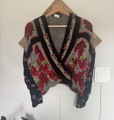 Carole Little Women’s L Black Red Beige Floral Wrap V-Neck Long Sleeve Blouse