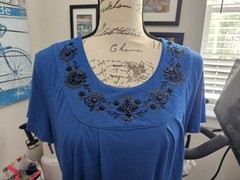 Women’s Large w/Black Beaded Floral Neckline Short Sleeve Knit (Polyrayon) Top