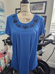 Women’s Large w/Black Beaded Floral Neckline Short Sleeve Knit (Polyrayon) Top