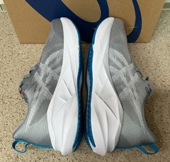Asics Novablast 5 Sneakers Mens Sz 8.5 Wide EE Gray Shoes Wom 10 Extra Wide New