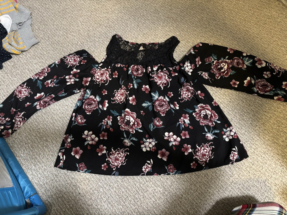 Rewind Women’s Black/Pink Floral Lace V-Neck Long Sleeve Button Blouse