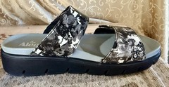 NIB Alegria Rubie Collage Greys Hook & Loop Closure Vegan Leather Sandals Size 9