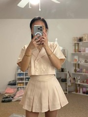 Women’s Beige 2-Piece Set S Cropped Short Sleeve V-Neck Blazer & Pleated Skirt