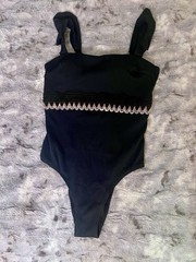 CUPSHE Black Ribbed Ruffle Wide Adjustable Strap One-Piece Swimsuit M D