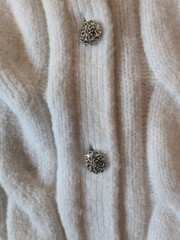 CLASSIC PUFF SLEEVE WOOL WHITE SWEATER W GLAMOROUS BUTTONS AND WEAVE. RETRO