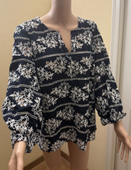 Chico’s 2P Blue/White Floral Embroidered Split Neck 3/4 Sleeve Blouse