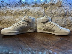 adidas Forums Men’s White Mid Top Sneakers Lace-Up Hook & Loop Strap – Size 9.