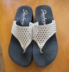 Skechers Black White Synthetic Slip-On Thong Sandals Foam Insole Women’s US 10