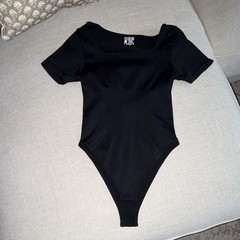 OQQ Women’s Black Short Sleeve One-Piece Bodysuit M Moderate Compression Stretch