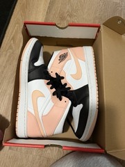 Jordan Air Jordan 1 Mid GS Pink/Black/White Leather Sneakers US 9.5Y