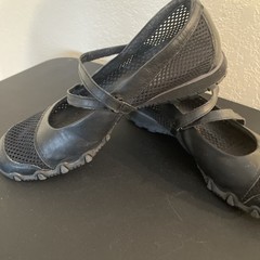 SKETCHERS Black Leather & Mesh Mary Jane Criss-Cross Straps ~ Size 8.5