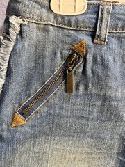 GB Women’s Blue Medium Wash Denim Cut Off Fringe Hem Zipper Pockets Size 5